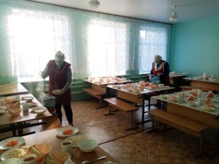 В столовой